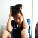 頭を抱える男の子