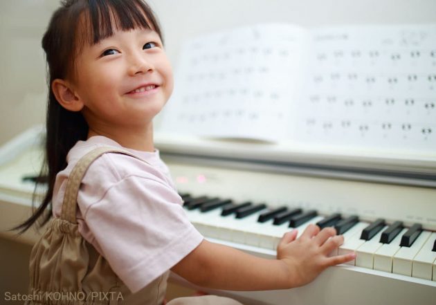 鍵盤を弾く子ども