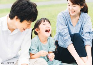 笑顔の子どもと親