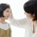 子どもにやさしく語りかける親