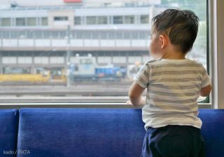 電車やお店で騒ぐ子ども……親はどう対処すればいい？