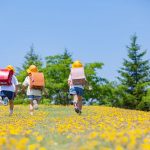 野原を走る小学生たち