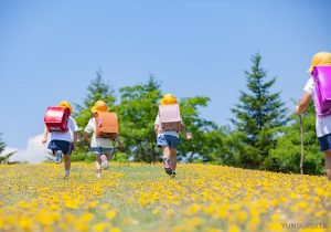野原を走る小学生たち