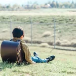 遠くを見る小学生の男の子