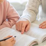 勉強をする親子