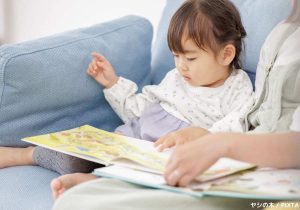 読み聞かせされる女の子