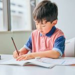 勉強をする子ども