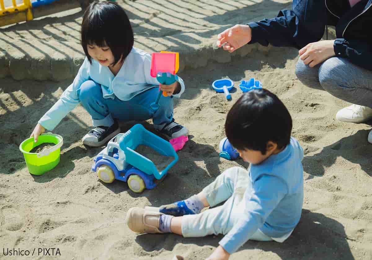 砂遊びする子ども