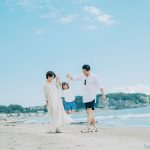 海で遊ぶ親子