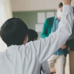 挙手をする中学生