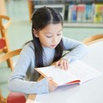 読書をする小学生