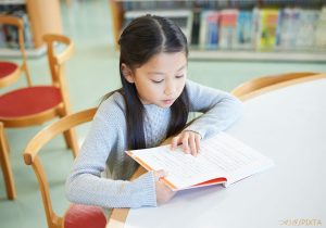読書をする小学生