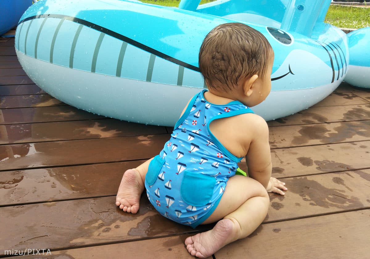 プールで遊ぶ赤ちゃん