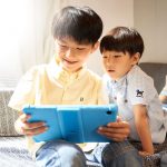 タブレットに熱中する子ども