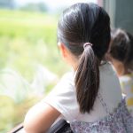 電車に乗る子ども