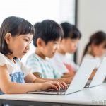 プログラミングを学ぶ子ども