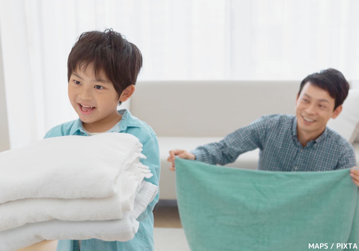 洗濯を畳む男の子とパパ