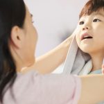 身支度する男の子とママ