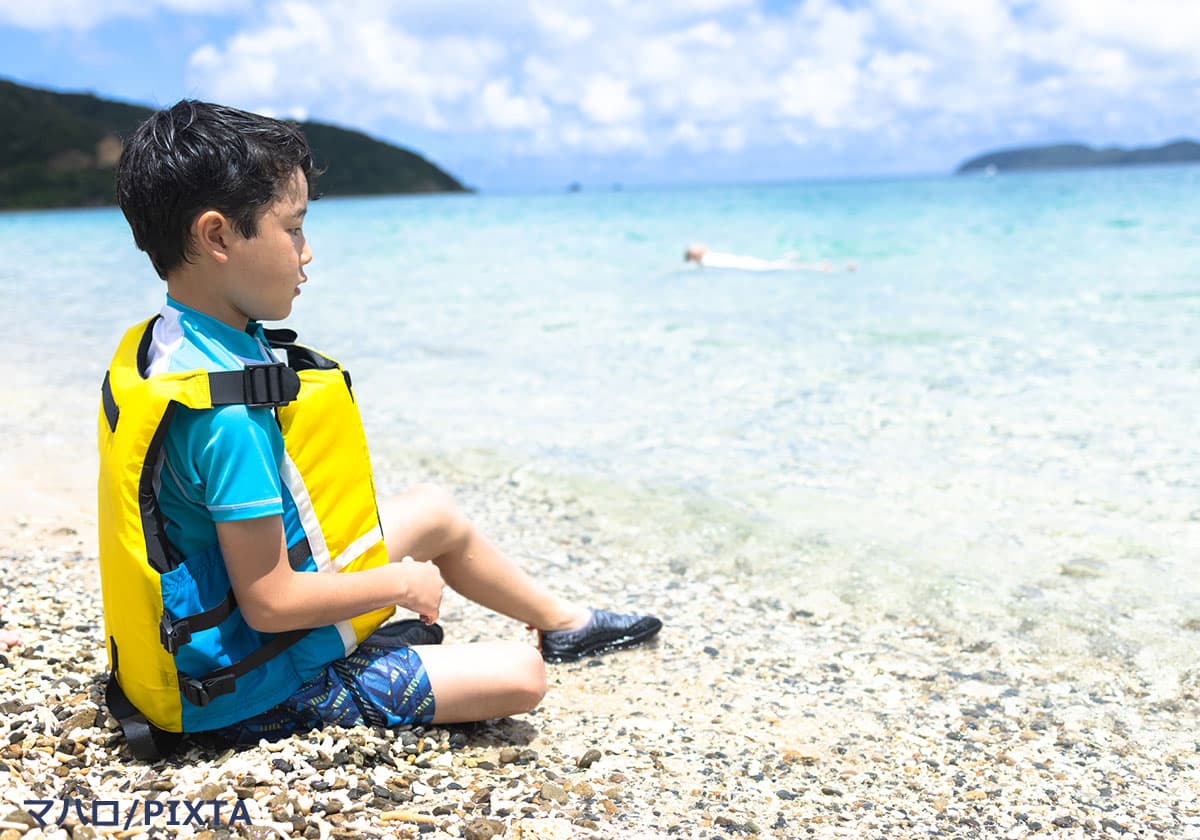 海をながめる男の子