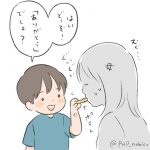 ポテトを分け与える３歳児