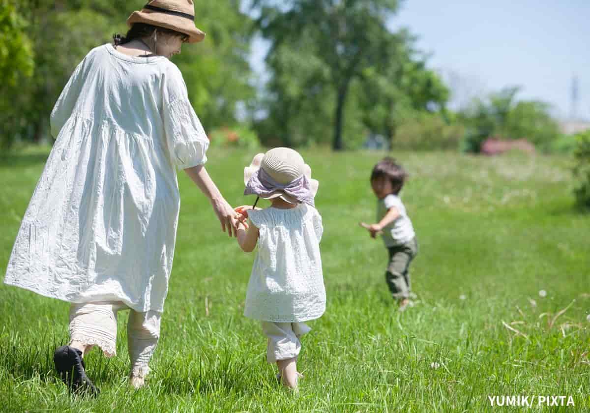 草原を歩く親子