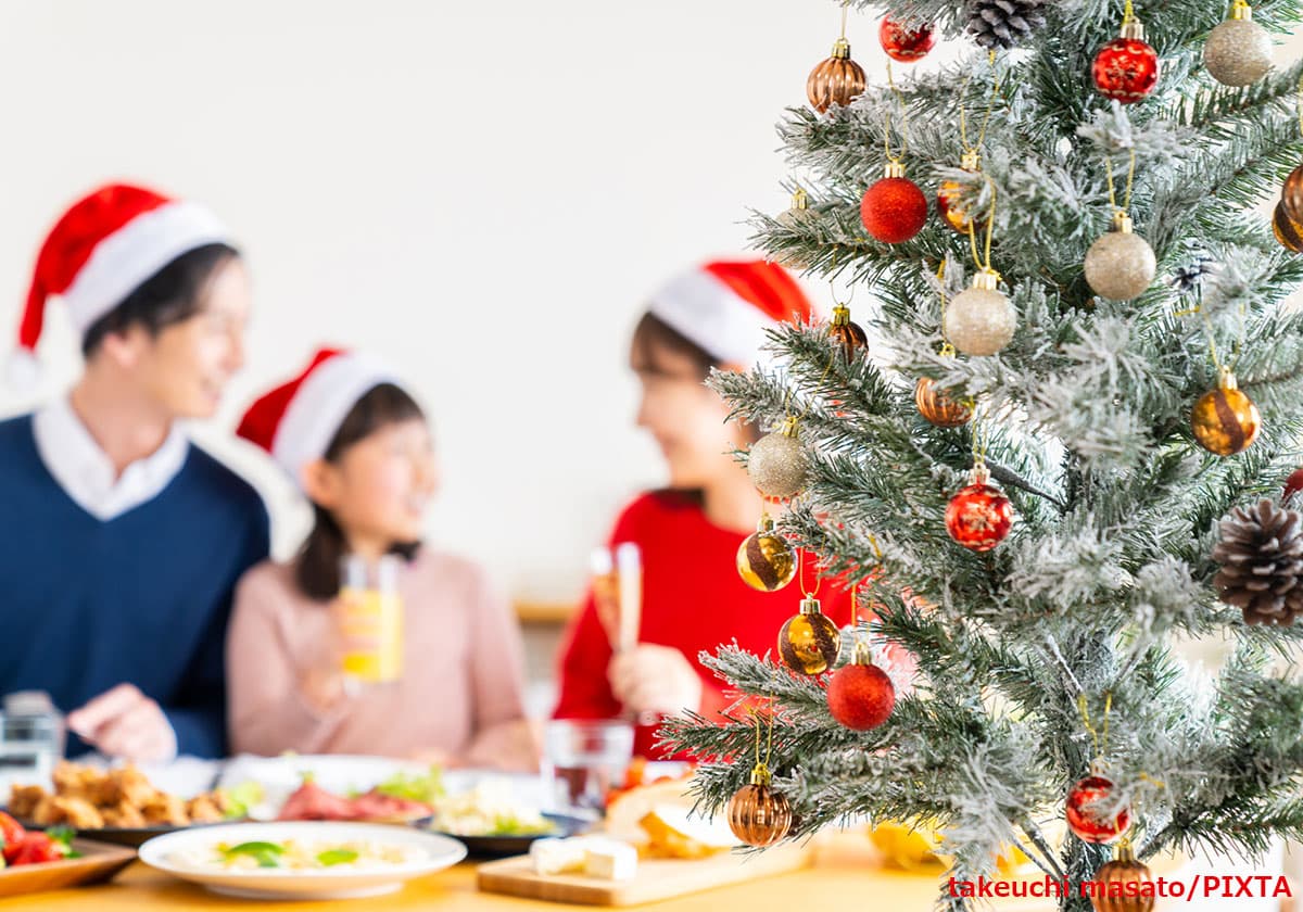 クリスマスパーティーをする親子