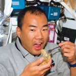 宇宙で初めてラーメンを食べた人類となった野口聡一宇宙飛行士