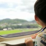 新幹線に乗る子ども