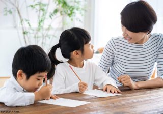 「字はきれいさより濃さを褒める」小学校受験に役立つ家庭学習のコツ