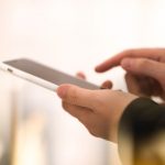 スマホをする人