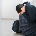 落ち込む女子中学生