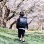 後ろ姿の小学生