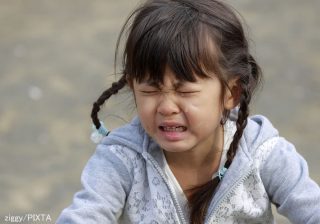 「これ買って！」と泣く子どもを落ち着かせる一言とは？　上手に「共感」するコツ