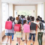 廊下を歩く小学生の集団