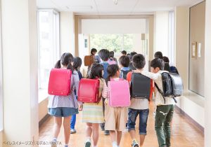 廊下を歩く小学生の集団