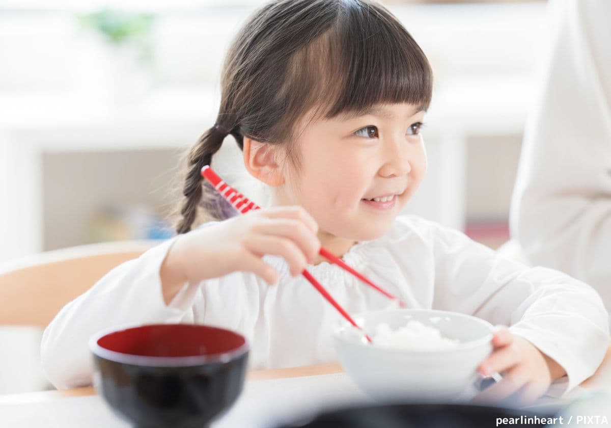 ごはんを食べる女の子