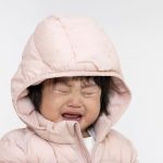 ダウンジャケットを着て泣いている1歳5か月の女の子