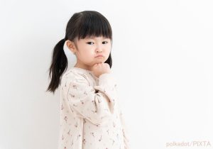 考える女の子