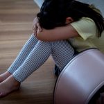 落ち込む小学生の女の子