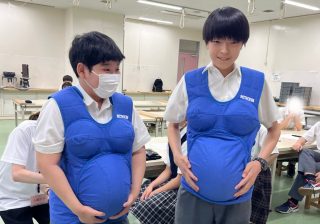 妊婦ジャケットに中学生の反応は!?　「赤ちゃんに優しくなれる」ピジョンの出前授業に参加してみた