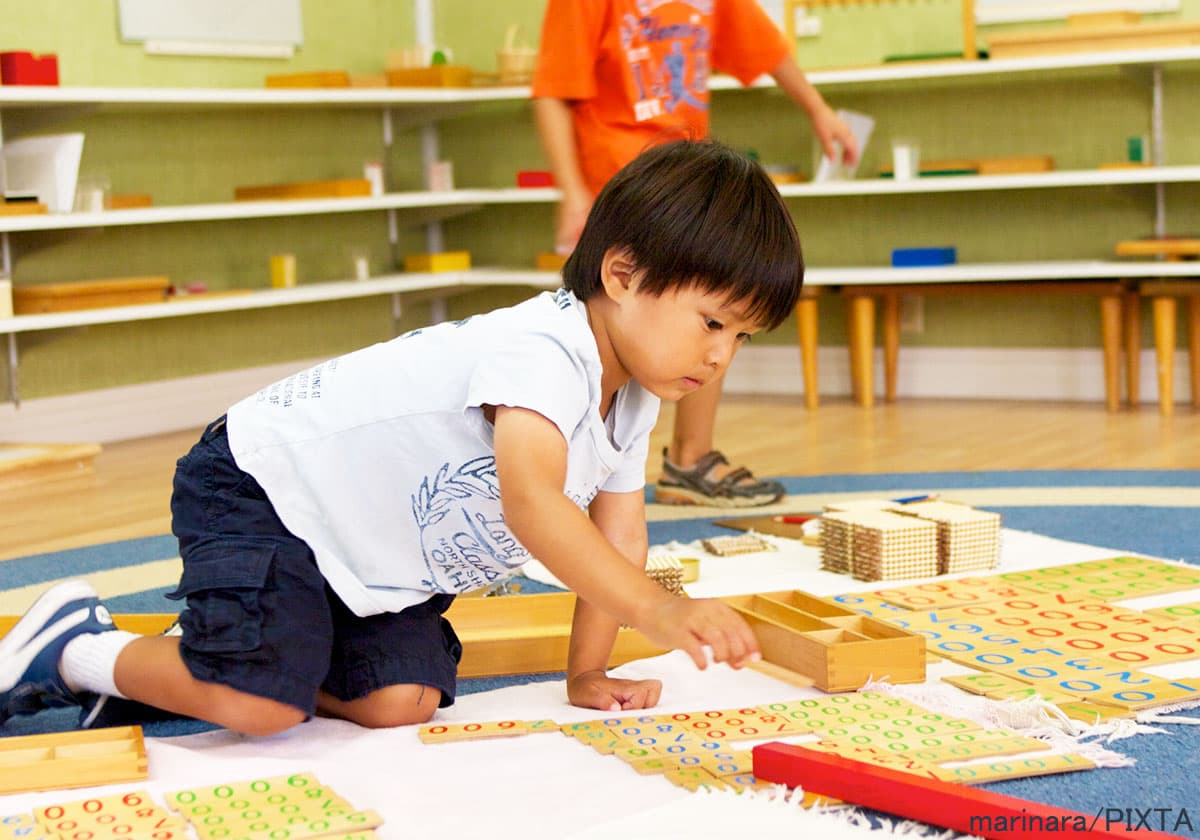 知育玩具で遊ぶ男の子