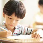 鉛筆を手に勉強する男の子