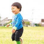 笑顔で走る3歳くらいの男の子
