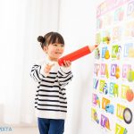 英語の勉強をする子ども