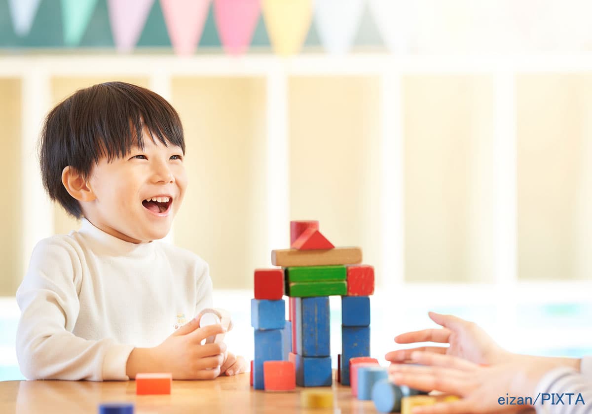 積み木で遊ぶ幼い男の子