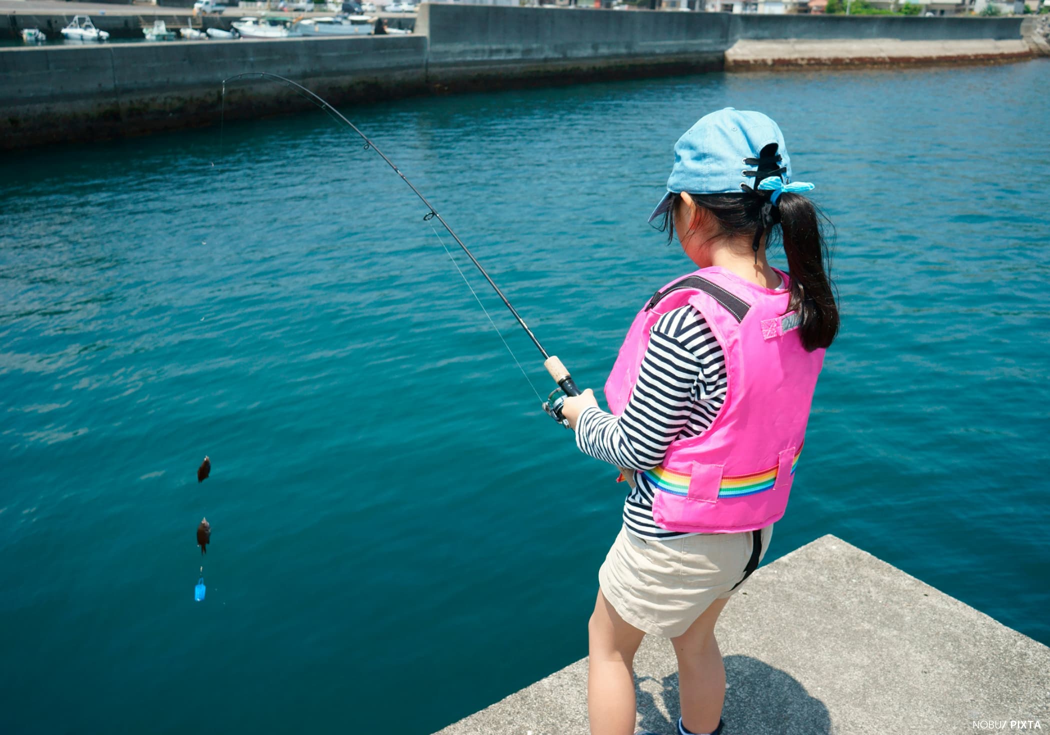 海で釣りをする女の子