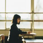 教室で勉強する高校生