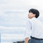 空を見上げる高校生