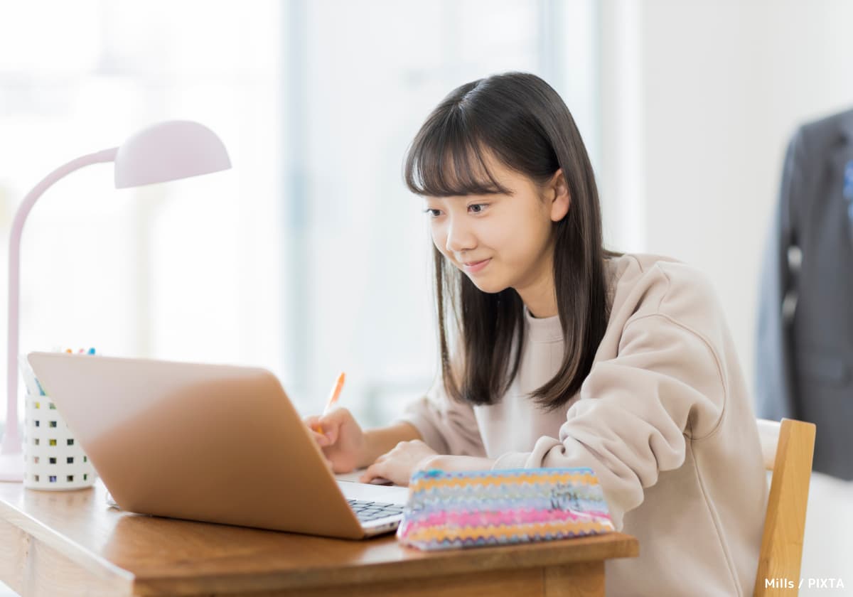 勉強する中学生　高校生の女の子