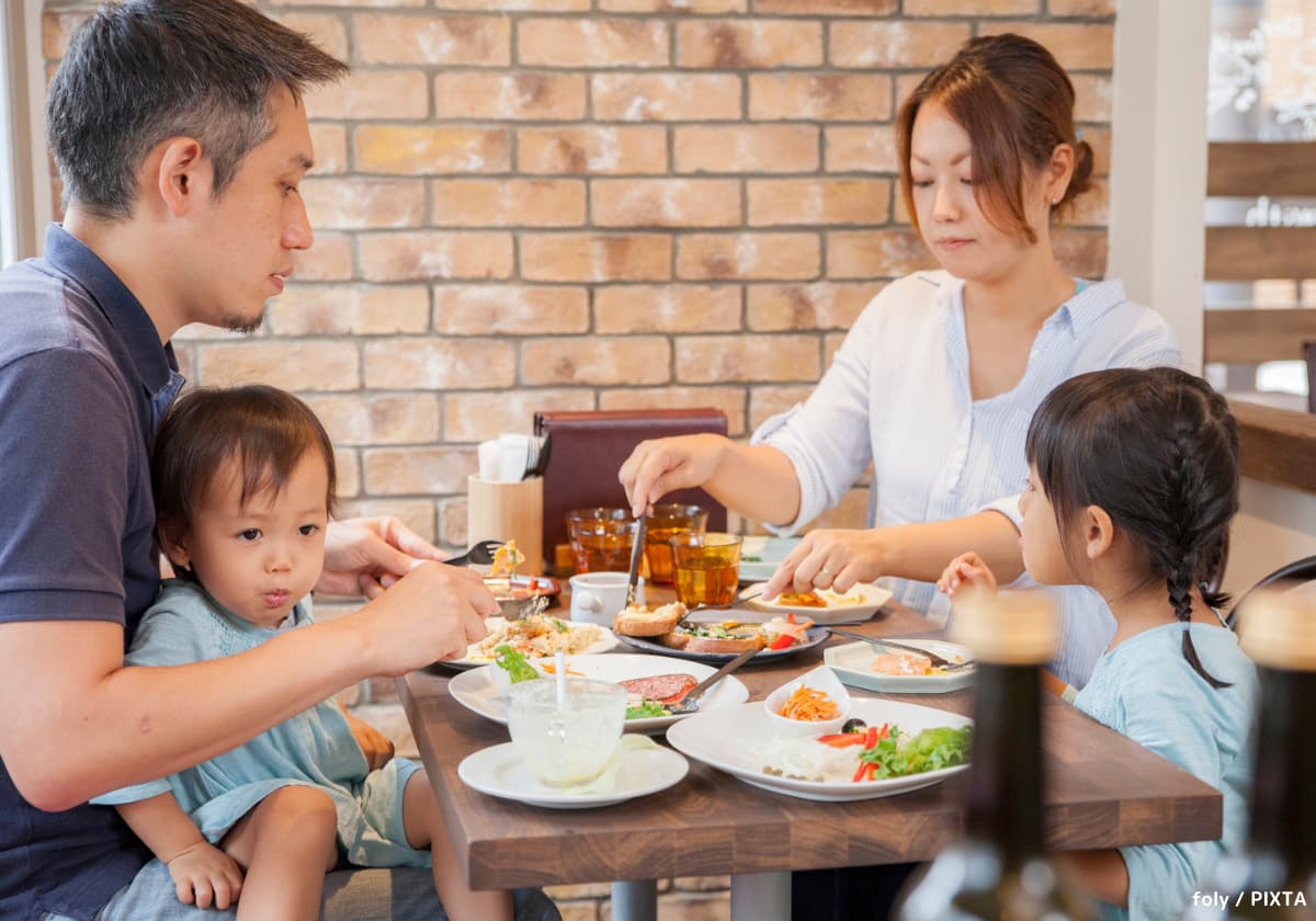 レストランで外食する親子